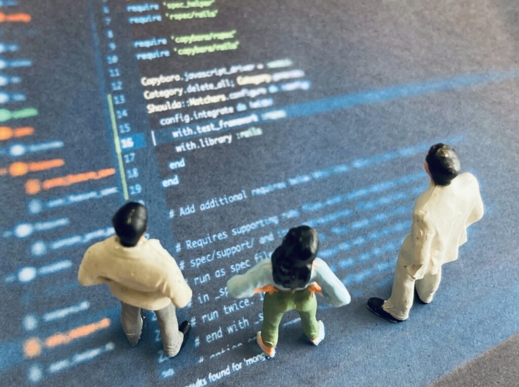 プログラミングを見る３人の人形